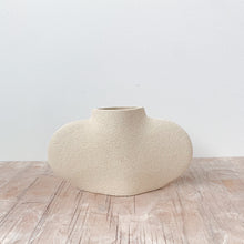 Load image into Gallery viewer, Ailes Vase N°2 - Cream